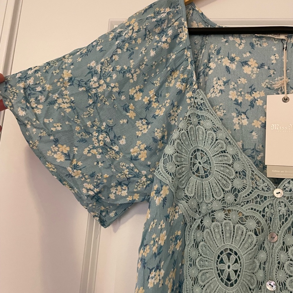 NWT Miss Me Buckle Blue Floral with crochet overlay flutter sleeve tunic blouse - Picture 6 of 9